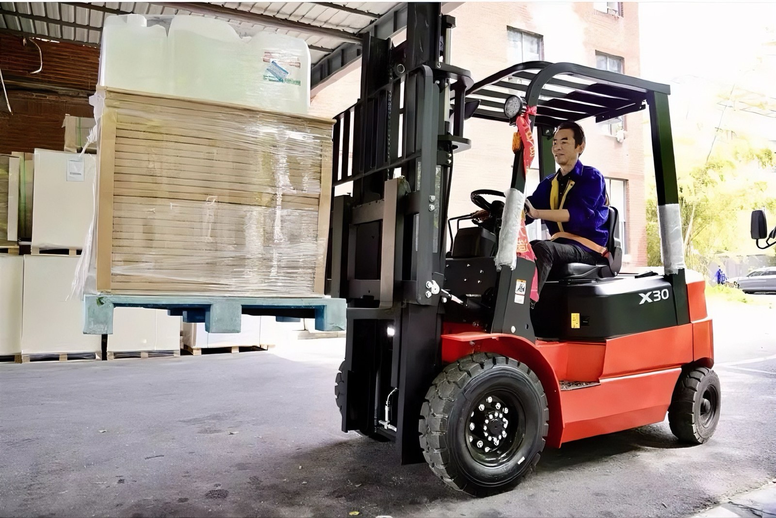 1 2T Electric Forklift Loading Goods